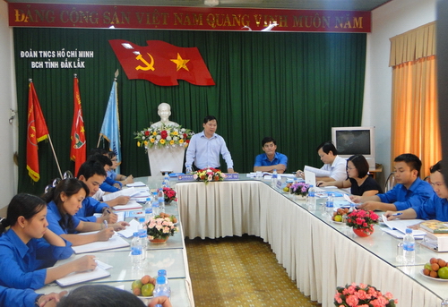 Đồng chí Nguyễn Phi Long trao đổi tại buổi kiểm tra